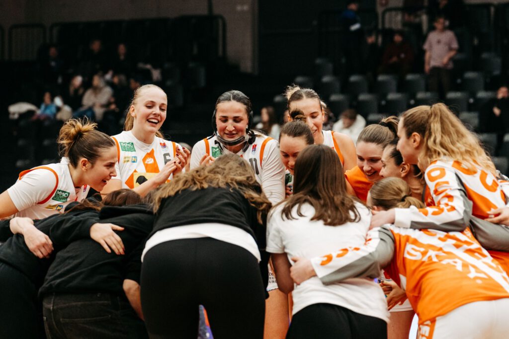 Das Team der Duchess Klosterneuburg bei einer gemeinsamen Teambesprechung imt lachenden Gesichtern.