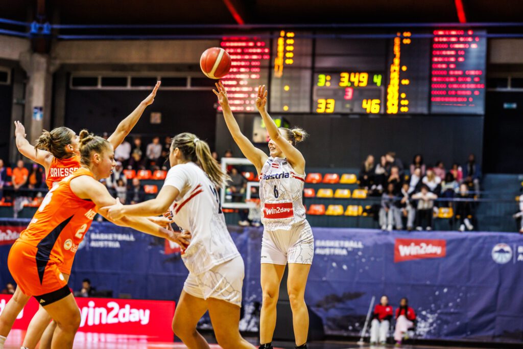 Sina Höllerl trägt ein weißes Trikot und wirft einen Basketball bei der EM-Qualifikation gegen die Niederlande.