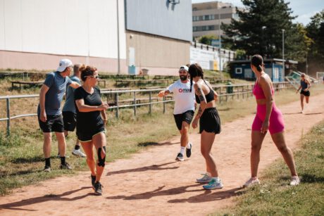 Die Sportler:innen laufen während des Staffellaufs und übergeben an ihre Kolleg:innen.