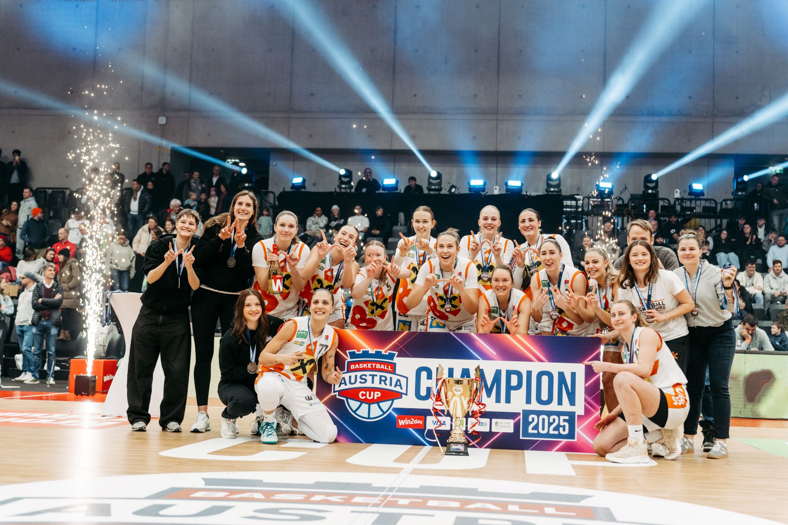 Die Duchess Klosterneuburg freudestrahlend bei der Siegerehrung im Finale des österreichischen Frauen-Cups.