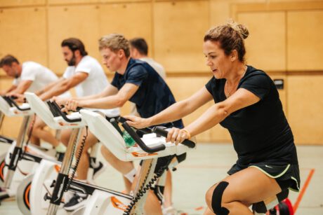 Tänzerin Manuela Stöckl sitzt am Ergometer und radelt.
