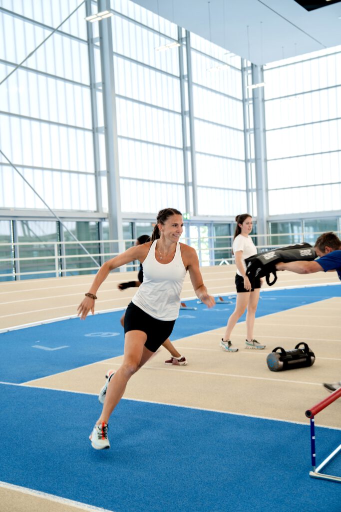 Mirjam Puchner läuft zur nächsten Station in der Leichtathletikhalle mit einem grinsen im Gesicht.