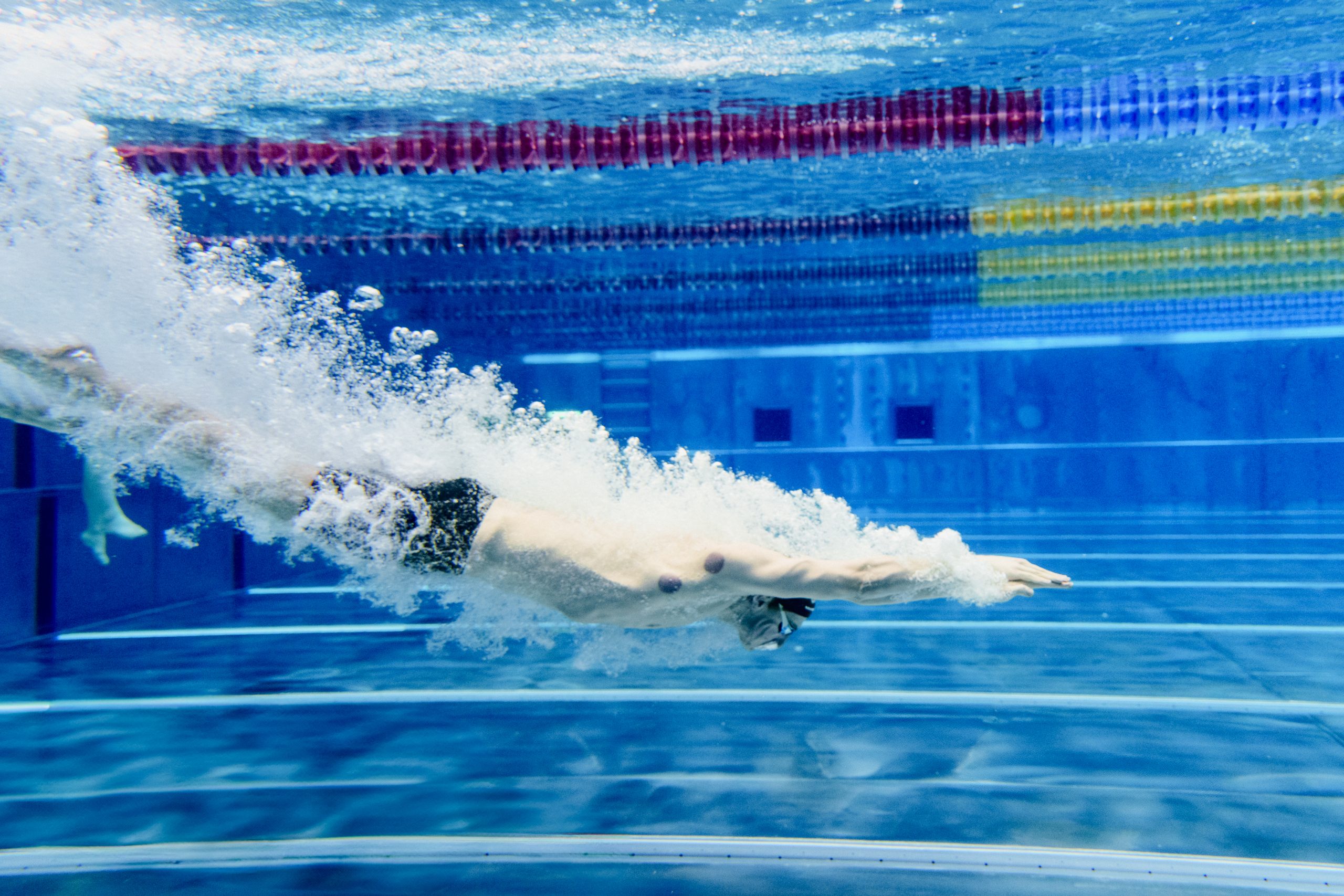Christian Giefing taucht im Schwimmbecken.