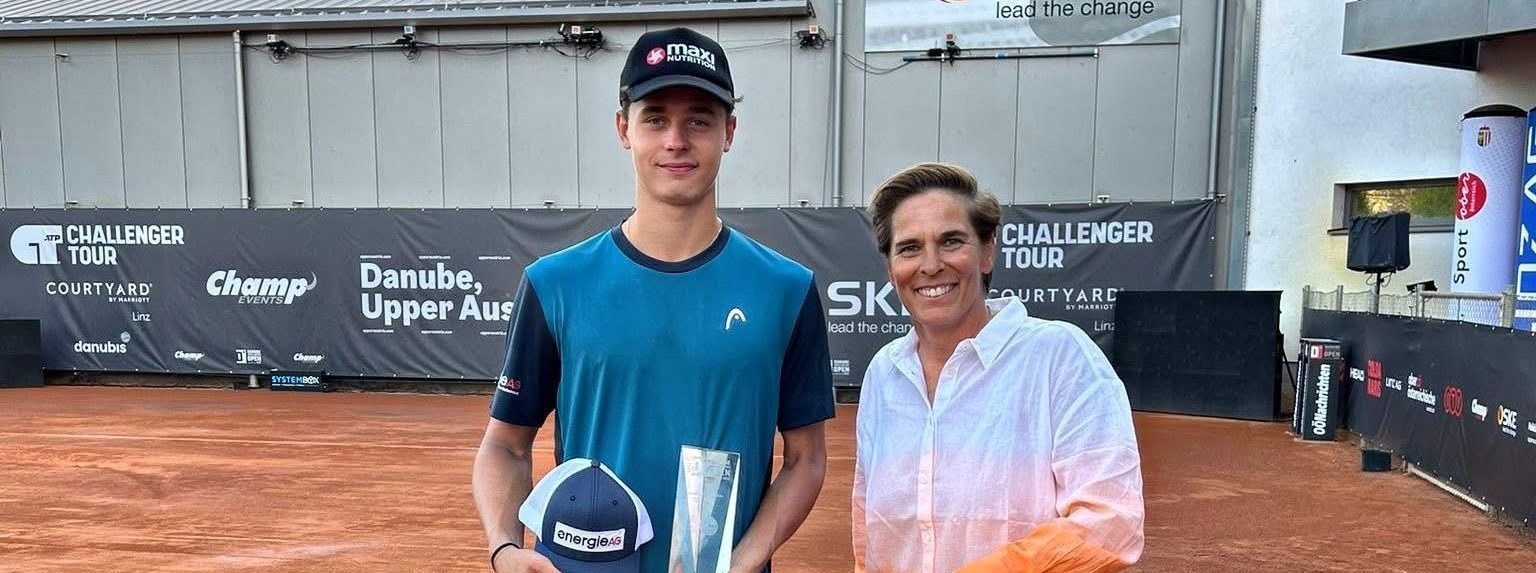 Nico Hipfl gemeinsam mit Mentorin der MaxiNutrition Nachwuchsklasse Michi Dorfmeister nach seinem Sieg beim ATP Challenger Turnier in Mauthausen.