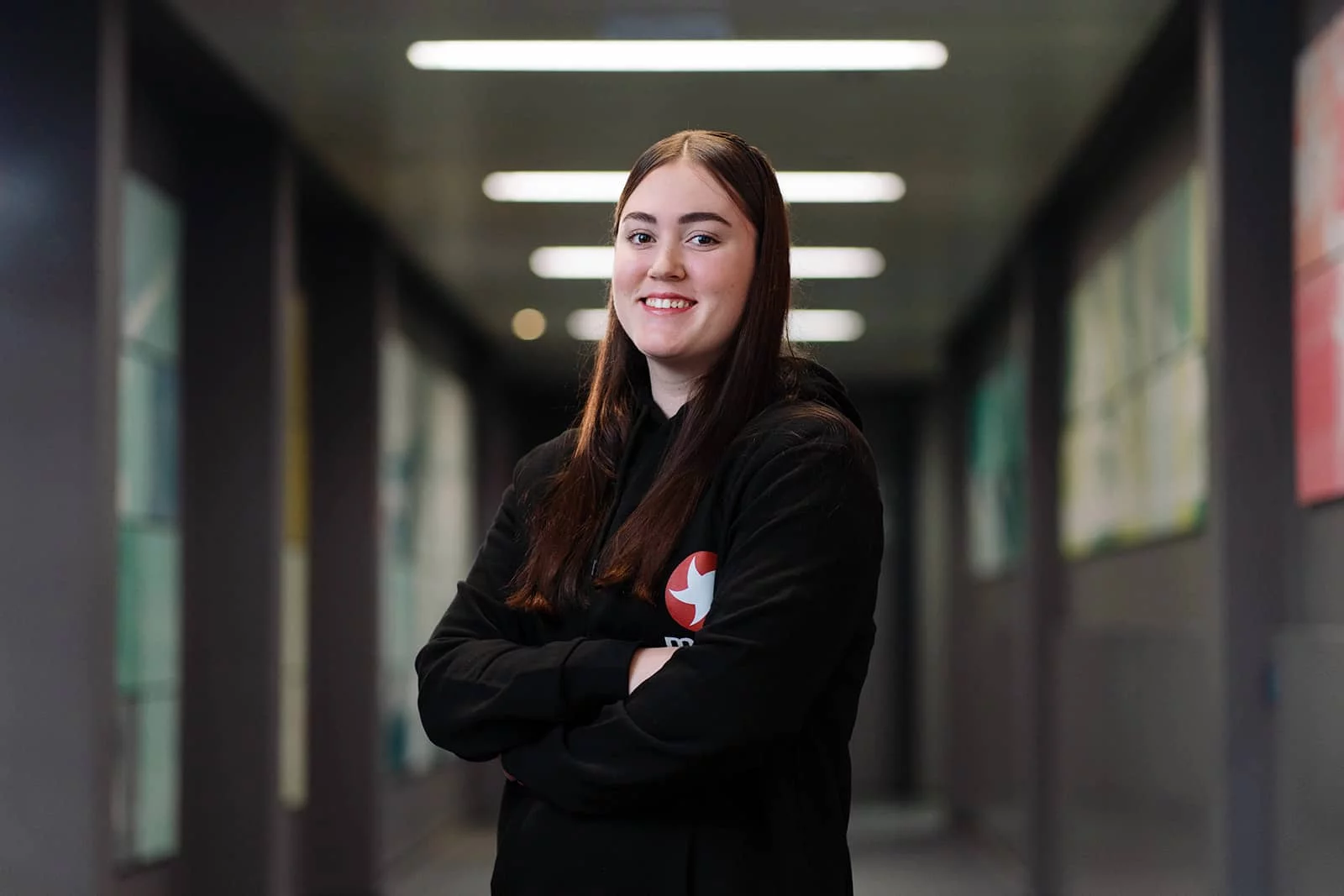 Lena Grabowski lächelt mit verschränkten Armen in die Kamera.