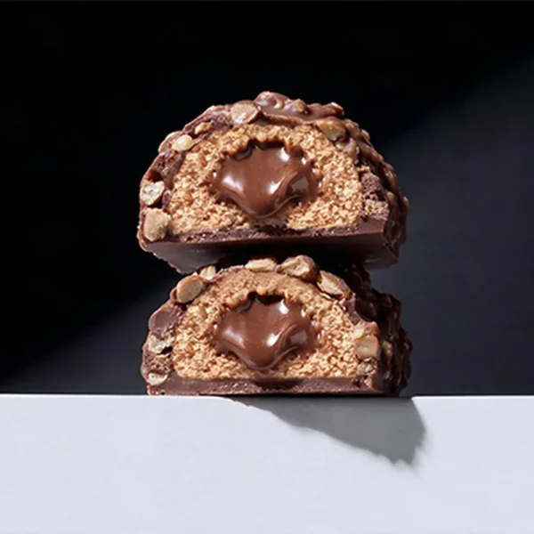 MaxiNutrition Creamy Core Protein Bar Hazelnut Nougat – zwei aufgeschnittene Riegelhälften mit Nougatfüllung