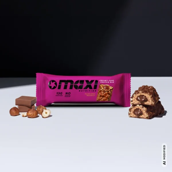 MaxiNutrition Creamy Core Protein Bar Hazelnut Nougat – Verpackung mit Haselnüssen und Schokolade als Zutaten-Mood
