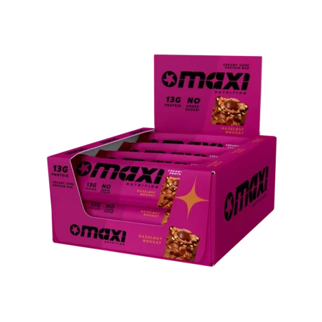 MaxiNutrition Creamy Core Protein Bar Hazelnut Nougat – geöffnete Displaybox mit mehreren Riegeln freigestellt