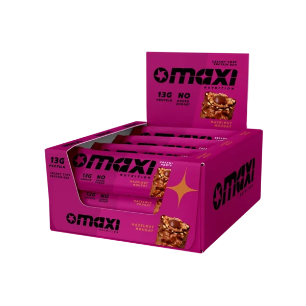 MaxiNutrition Creamy Core Protein Bar Hazelnut Nougat – geöffnete Displaybox mit mehreren Riegeln freigestellt