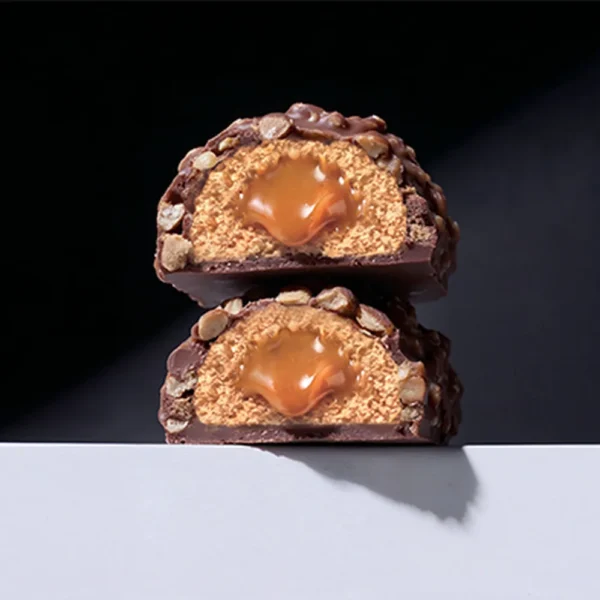 MaxiNutrition Creamy Core Protein Bar Peanut Caramel – zwei aufgeschnittene Riegelhälften mit Karamellfüllung