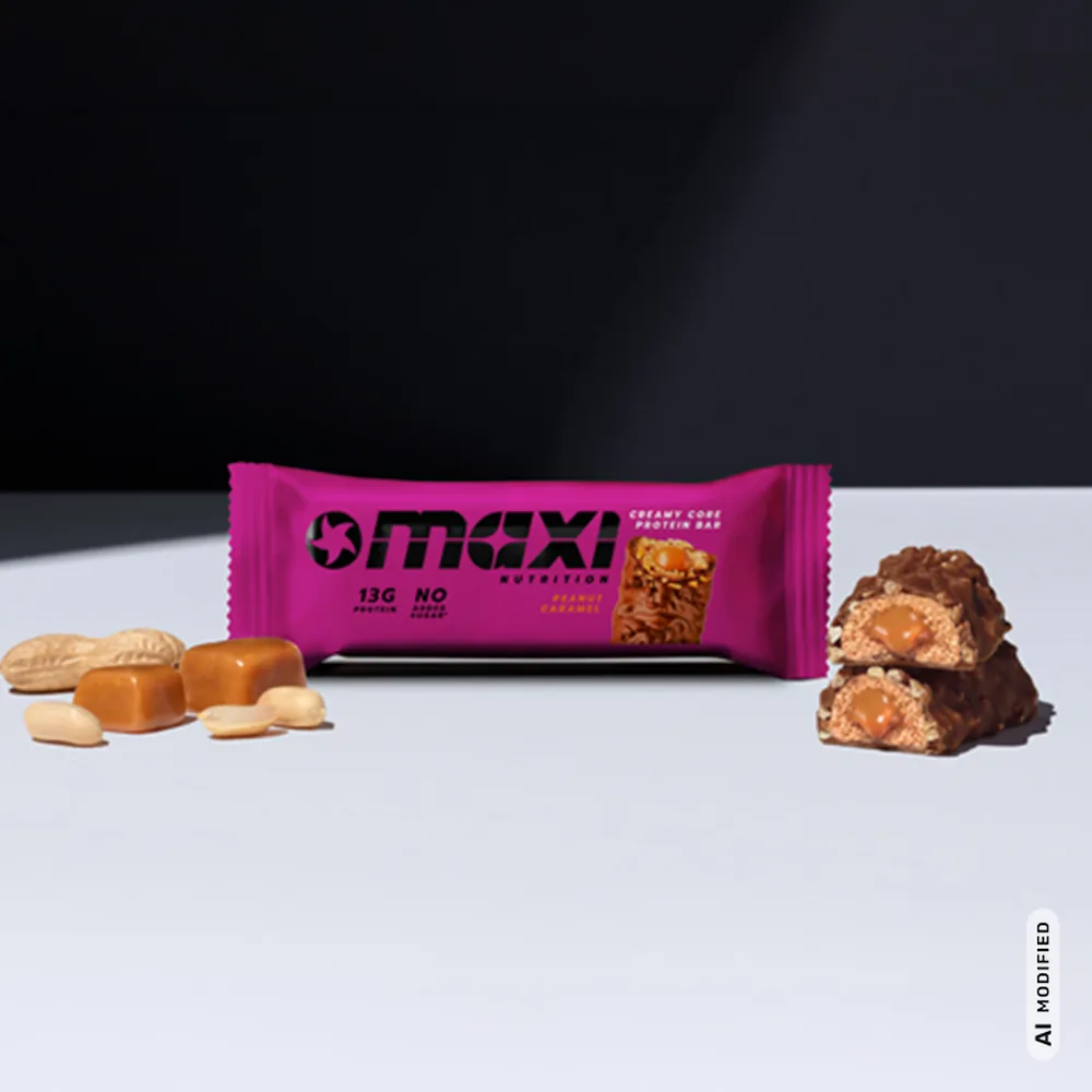 MaxiNutrition Creamy Core Protein Bar Peanut Caramel Verpackung mit Erdnüssen und Karamellstücken als Zutaten-Mood