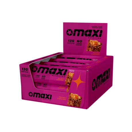 MaxiNutrition Creamy Core Protein Bar Peanut Caramel – geöffnete Displaybox mit mehreren Riegeln freigestellt