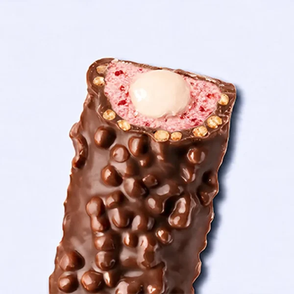 MaxiNutrition Creamy Core Protein Bar Strawberry Yoghurt – angeschnittener Proteinriegel mit Joghurtkern und Erdbeerstückchen