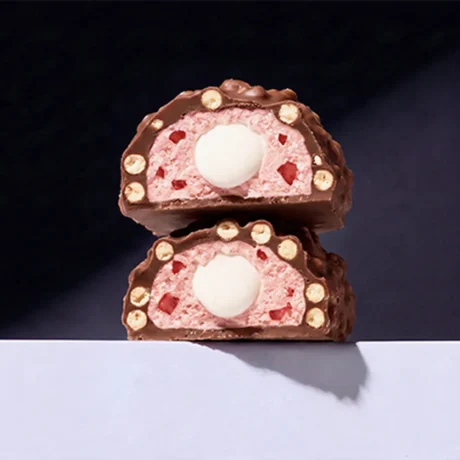 MaxiNutrition Creamy Core Protein Bar Strawberry Yoghurt – zwei aufgeschnittene Riegelhälften mit Joghurt-Erdbeer-Füllung