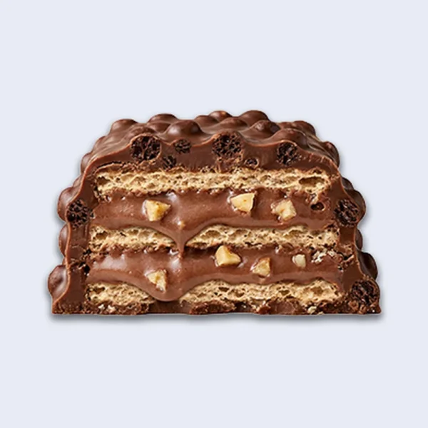 MaxiNutrition Protein Waffle Bar Hazelnut Spread 39g – angeschnittener Waffelriegel mit Haselnusscreme-Füllung