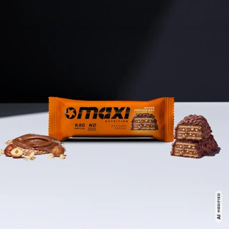 MaxiNutrition Protein Waffle Bar Hazelnut Spread 39g Verpackung mit Haselnusscreme und Haselnüssen als Zutaten-Mood