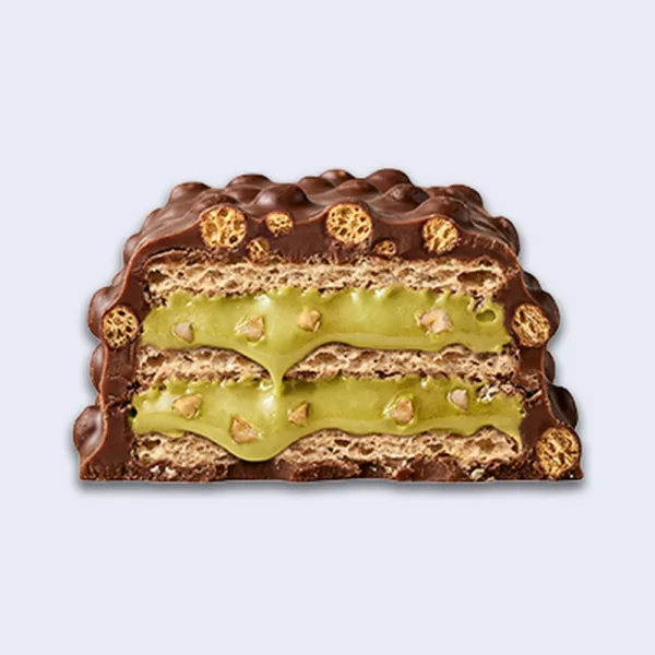 MaxiNutrition Protein Waffle Bar Pistachio Spread 39g – angeschnittener Waffelriegel mit Pistaziencreme-Füllung